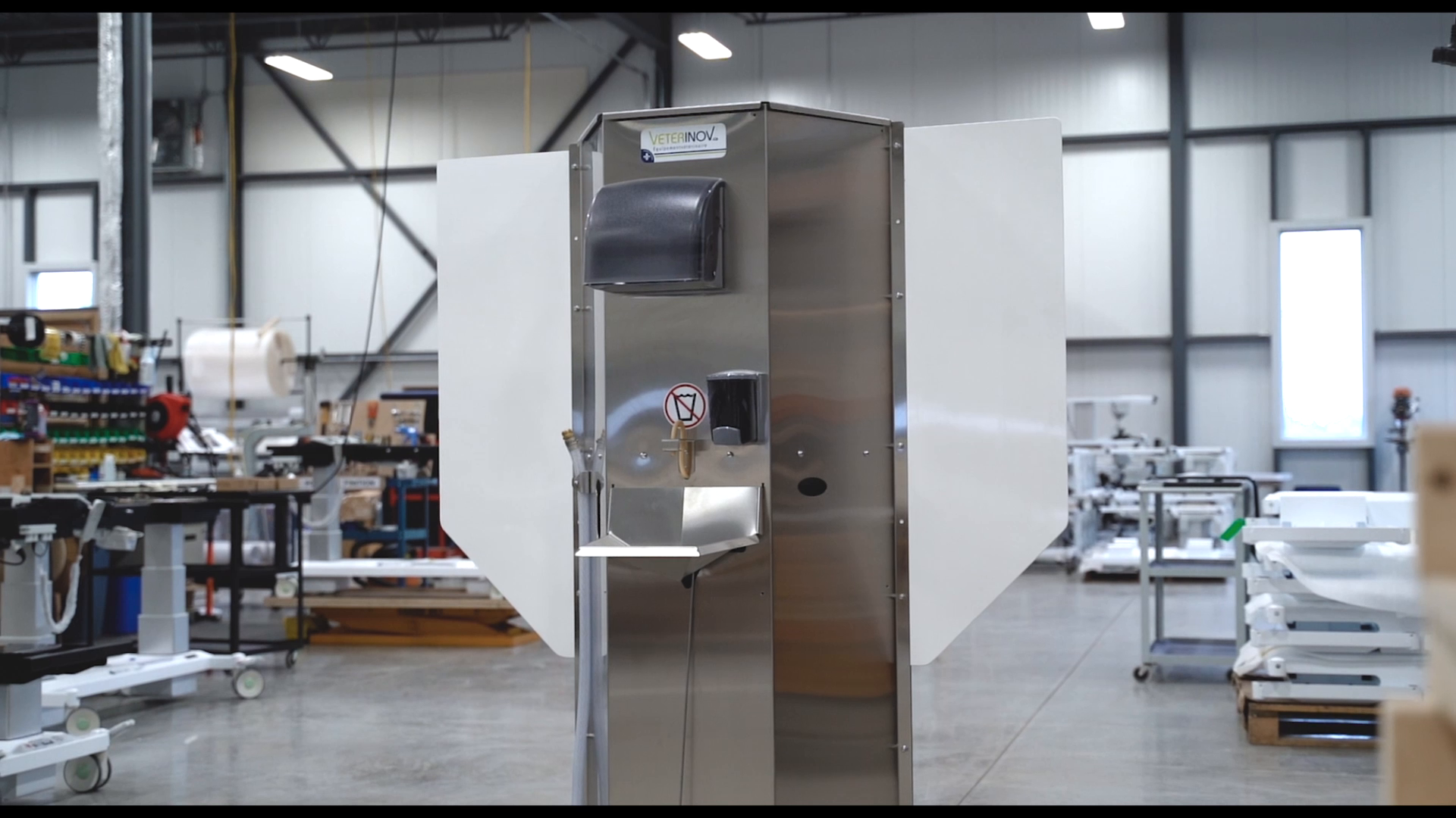 L’entreprise estrienne Vétérinov est en mesure de produire une centaine d’unités de stations de lavage pour les mains par semaine. (Photos et vidéo promotionnelle par Vétérinov)