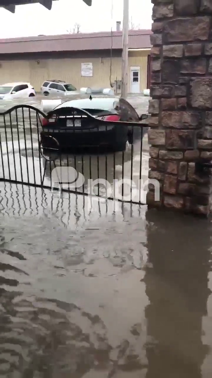 Inondation : des automobiles à la dérive à #Beauceville